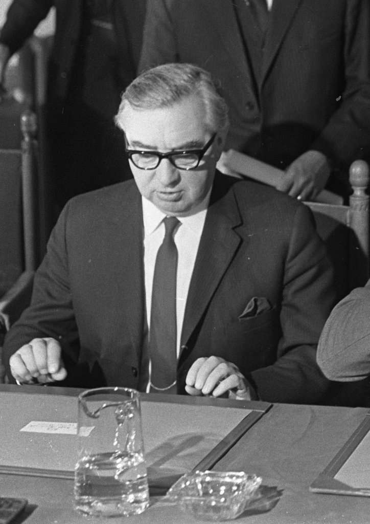George Brown vor einem Krug Wasser … oder ist es Gin? Quelle: Wikipedia.com; CC0