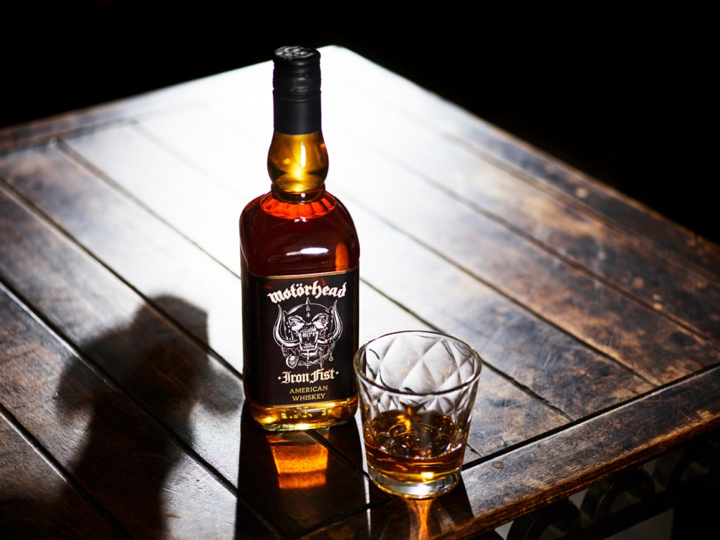 Brands for Fans stellt den Iron-Fist-Whiskey mit dem Segen von Motörhead her 