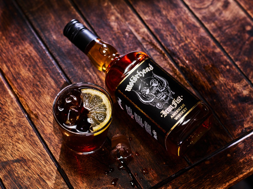 Mit Cola schmeckt der Iron-Fist-Whiskey einiges besser