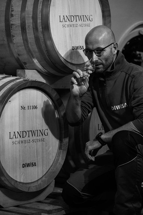 Der Landtwing Poire Barrique ruht in Fässern aus Schweizer Kastanienholz