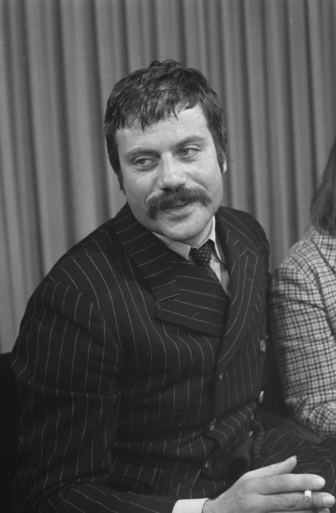 Oliver Reed im Jahr 1968. Quelle: Jack de Nijs für Anefo - [1] Dutch National Archives, The Hague, Fotocollectie Algemeen Nederlands Persbureau (ANeFo), 1945-1989, Nummer toegang 2.24.01.05 Bestanddeelnummer 921-9531, CC BY-SA 3.0 nl, https://commons.wikimedia.org/w/index.php?curid=27423662