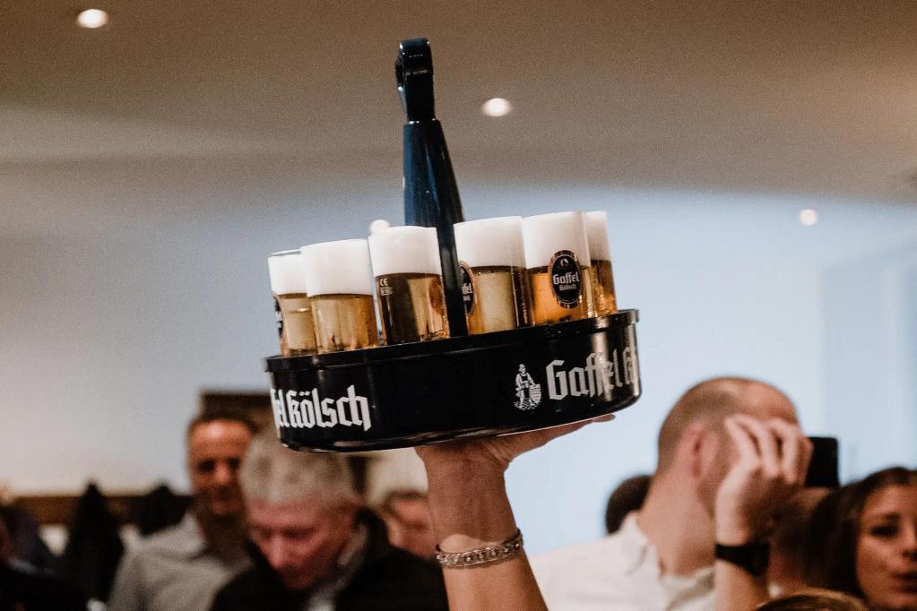 Bier wird ungefragt nachgeschenkt – gibt es etwas Besseres? Quelle: Gaffel.de